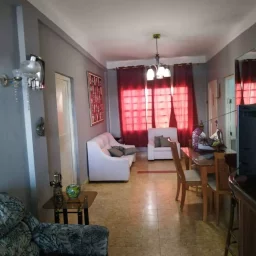 Apartamento de 4 cuartos, 2 baños y 2 garajes por $ 165.000