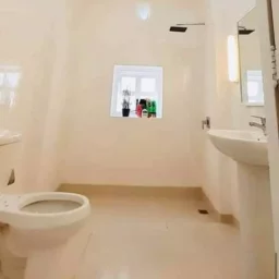 Casa de 4 cuartos, 3 baños y 1 garaje por $ 170.000