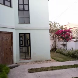 Casa de 6 cuartos, 6 baños y 1 garaje por $ 320.000