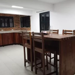 Casa de 6 cuartos, 6 baños y 1 garaje por $ 320.000