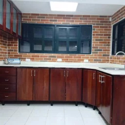 Casa de 6 cuartos, 6 baños y 1 garaje por $ 320.000