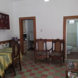 Casa de 2 cuartos y 1 baño por $ 10.000