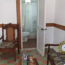 Casa de 2 cuartos y 1 baño por $ 10.000