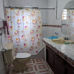 Casa de 3 cuartos y 1 baño por $ 45.000