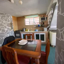 Casa de 2 cuartos y 1 baño por $ 14.000