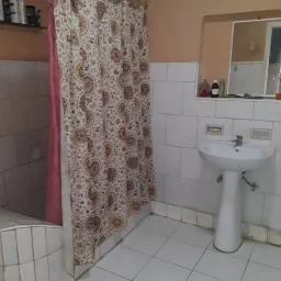 Casa de 5 cuartos y 2 baños por $ 40.000