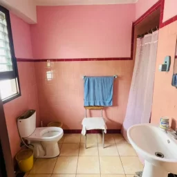 Casa de 3 cuartos, 3 baños y 1 garaje por $ 85.000