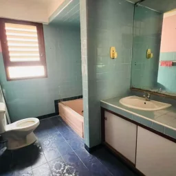 Casa de 3 cuartos, 3 baños y 1 garaje por $ 85.000