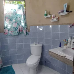 Casa de 5 cuartos y 4 baños por $ 200.000