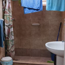 Casa de 3 cuartos y 1 baño por $ 35.000