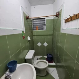 Casa de 2 cuartos, 1 baño y 1 garaje por $ 8.000