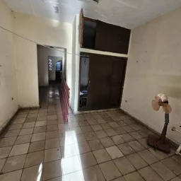 Casa de 2 cuartos, 1 baño y 1 garaje por $ 8.000