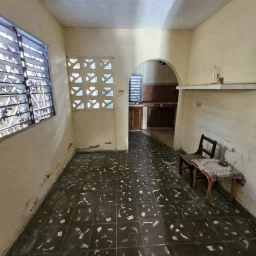 Casa de 2 cuartos, 1 baño y 1 garaje por $ 8.000