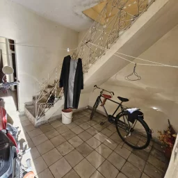 Casa de 2 cuartos, 1 baño y 1 garaje por $ 8.000