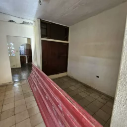 Casa de 2 cuartos, 1 baño y 1 garaje por $ 8.000