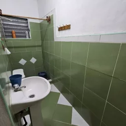 Casa de 2 cuartos, 1 baño y 1 garaje por $ 8.000