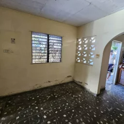 Casa de 2 cuartos, 1 baño y 1 garaje por $ 8.000