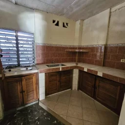 Casa de 2 cuartos, 1 baño y 1 garaje por $ 8.000