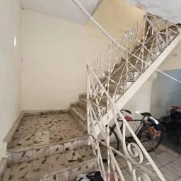 Casa de 2 cuartos, 1 baño y 1 garaje por $ 8.000