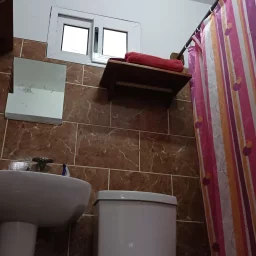 Casa de 7 cuartos, 6 baños y 1 garaje por $ 200.000