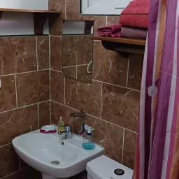 Casa de 7 cuartos, 6 baños y 1 garaje por $ 200.000