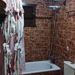 Casa de 7 cuartos, 6 baños y 1 garaje por $ 200.000