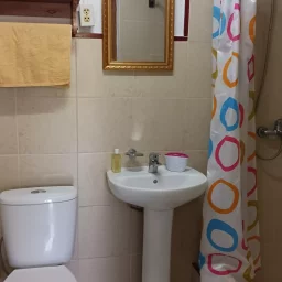 Casa de 7 cuartos, 6 baños y 1 garaje por $ 200.000