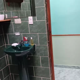 Casa de 7 cuartos, 6 baños y 1 garaje por $ 200.000