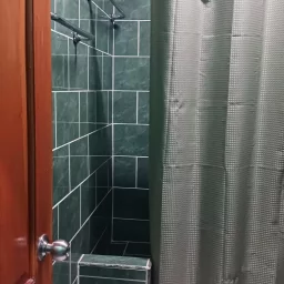 Casa de 7 cuartos, 6 baños y 1 garaje por $ 200.000