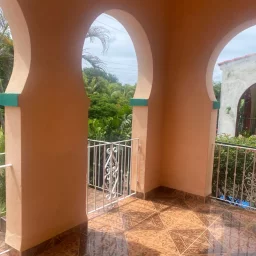 Casa de 3 cuartos y 2 baños por $ 100.000