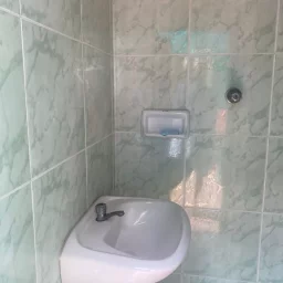 Casa de 3 cuartos y 2 baños por $ 100.000