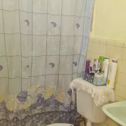 Apartamento de 3 cuartos y 1 baño por $ 8.000