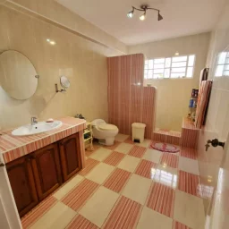 Casa de 4 cuartos, 2 baños y 1 garaje por $ 180.000