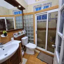 Casa de 3 cuartos y 2 baños por $ 60.000