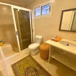 Casa de 4 cuartos, 5 baños y 1 garaje por $ 550.000