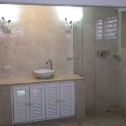 Apartamento de 2 cuartos, 2 baños y 1 garaje por $ 70.000