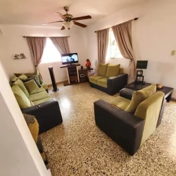 Casa de 4 cuartos, 2 baños y 1 garaje por $ 180.000