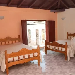 Casa de 8 cuartos, 8 baños y 1 garaje por $ 250.000