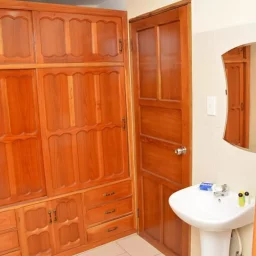 Casa de 8 cuartos, 8 baños y 1 garaje por $ 250.000