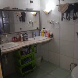 Casa de 2 cuartos, 2 baños y 1 garaje por $ 60.000