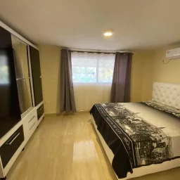 Casa de 4 cuartos, 5 baños y 1 garaje por $ 550.000