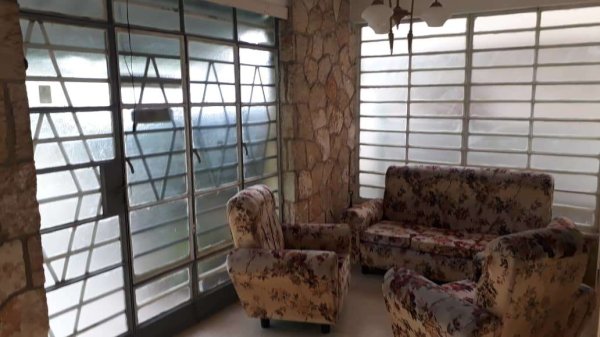 Picture on Casa de  3 cuartos, 1 baño y 0 garajes por $ 145.000 en Playa, La Habana