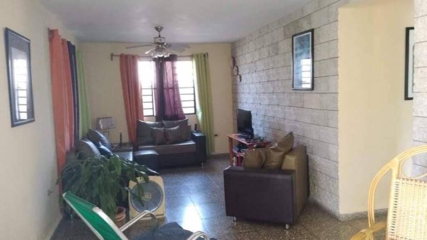Picture on Casa de  3 cuartos, 2 baños y 1 garaje por $ 120.000 en Boyeros, La Habana