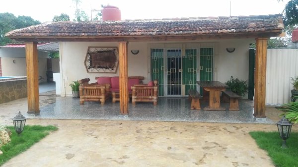 Picture on Casa de  4 cuartos, 5 baños y 2 garajes por $ 170.000 en Boyeros, La Habana