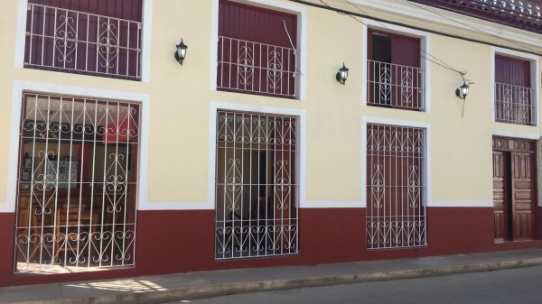Picture on Casa de 8 cuartos, 8 baños y 1 garaje por $ 250.000 en Remedios, Villa Clara
