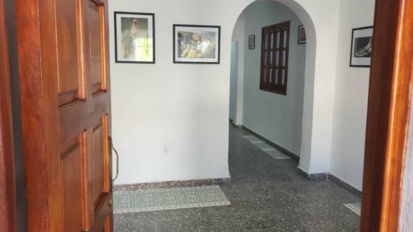 Picture on Casa de  4 cuartos, 3 baños y 1 garaje por $ 60.000 en Playa, La Habana