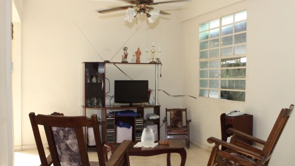 Picture on Casa de  2 cuartos, 1 baño y 1 garaje por $ 25.000 en Marianao, La Habana