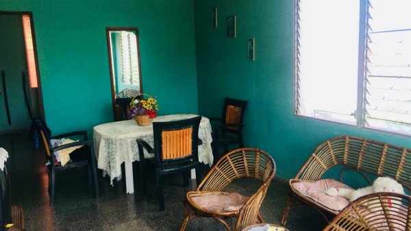 Picture on Casa de  7 cuartos, 5 baños y 1 garaje por $ 200.000 en Cerro, La Habana