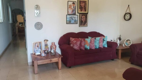 Picture on Casa de  4 cuartos, 2 baños y 0 garajes por $ 95.000 en Diez de Octubre, La Habana