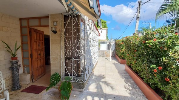 Picture on Casa de 6 cuartos, 5 baños y 1 garaje por $ 220.000 en Playa, La Habana
